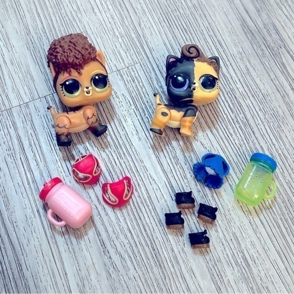 LOL Surprise Pets kitty cats with accessories. Excellent condition